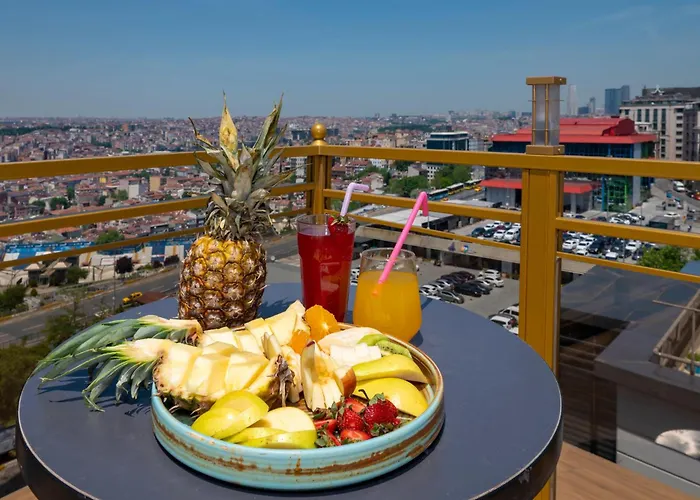 מלון Ramada By Wyndham Pera Taksim 5*